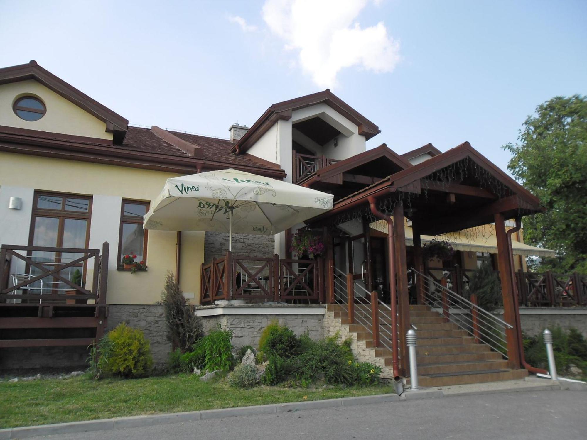 Red Deer Hotel Brezno Extérieur photo